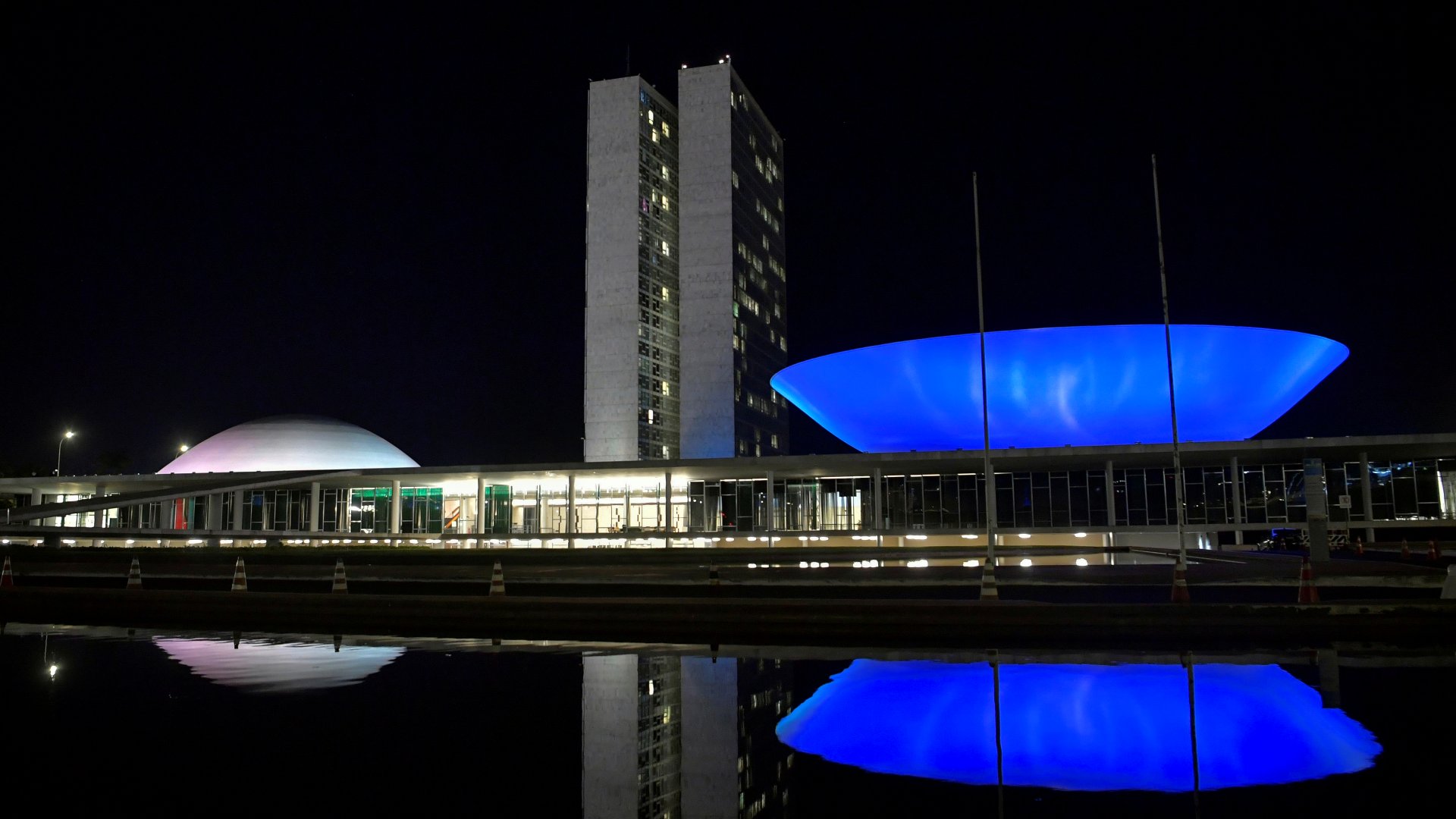 Cúpula do Congresso iluminada. Foto: Jonas Pereira, Agência Senado