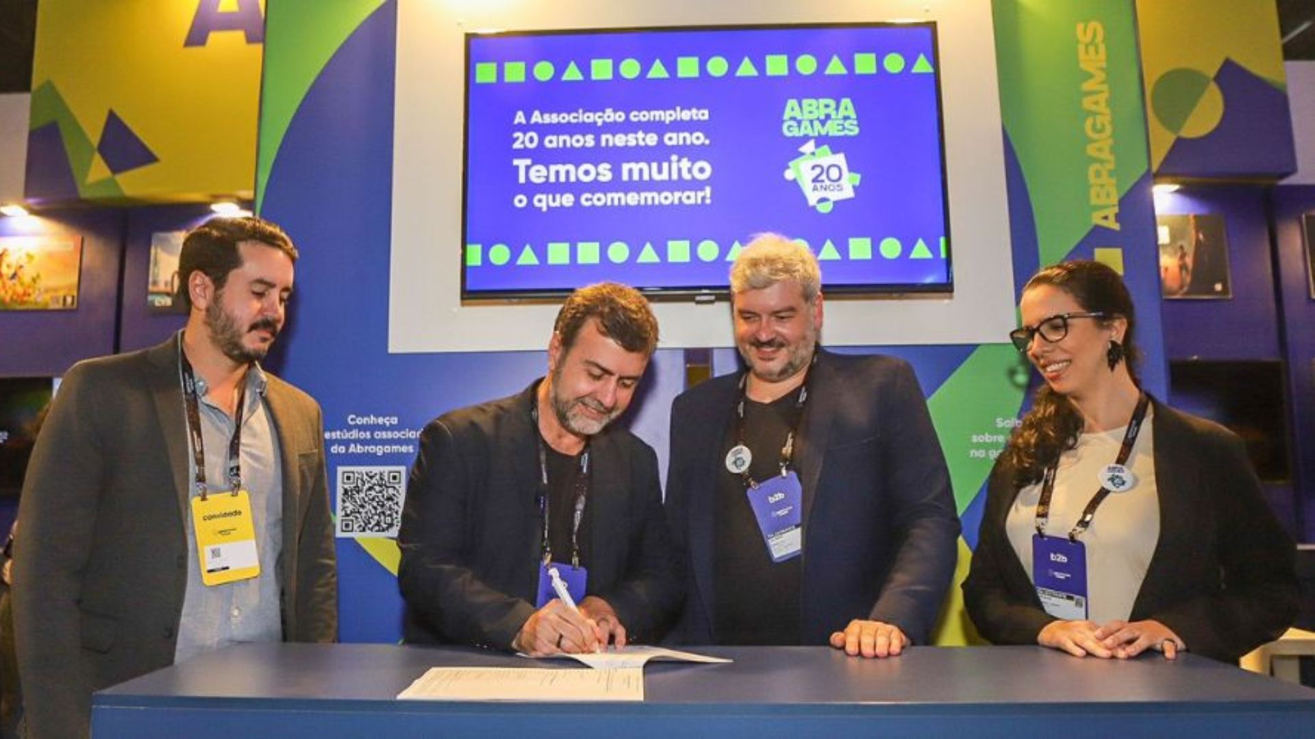 Presidente da Embratur, Marcelo Freixo assina documento de cooperação com a Abragames na Gamescom Latam. Foto: Embratur, Divulgação
