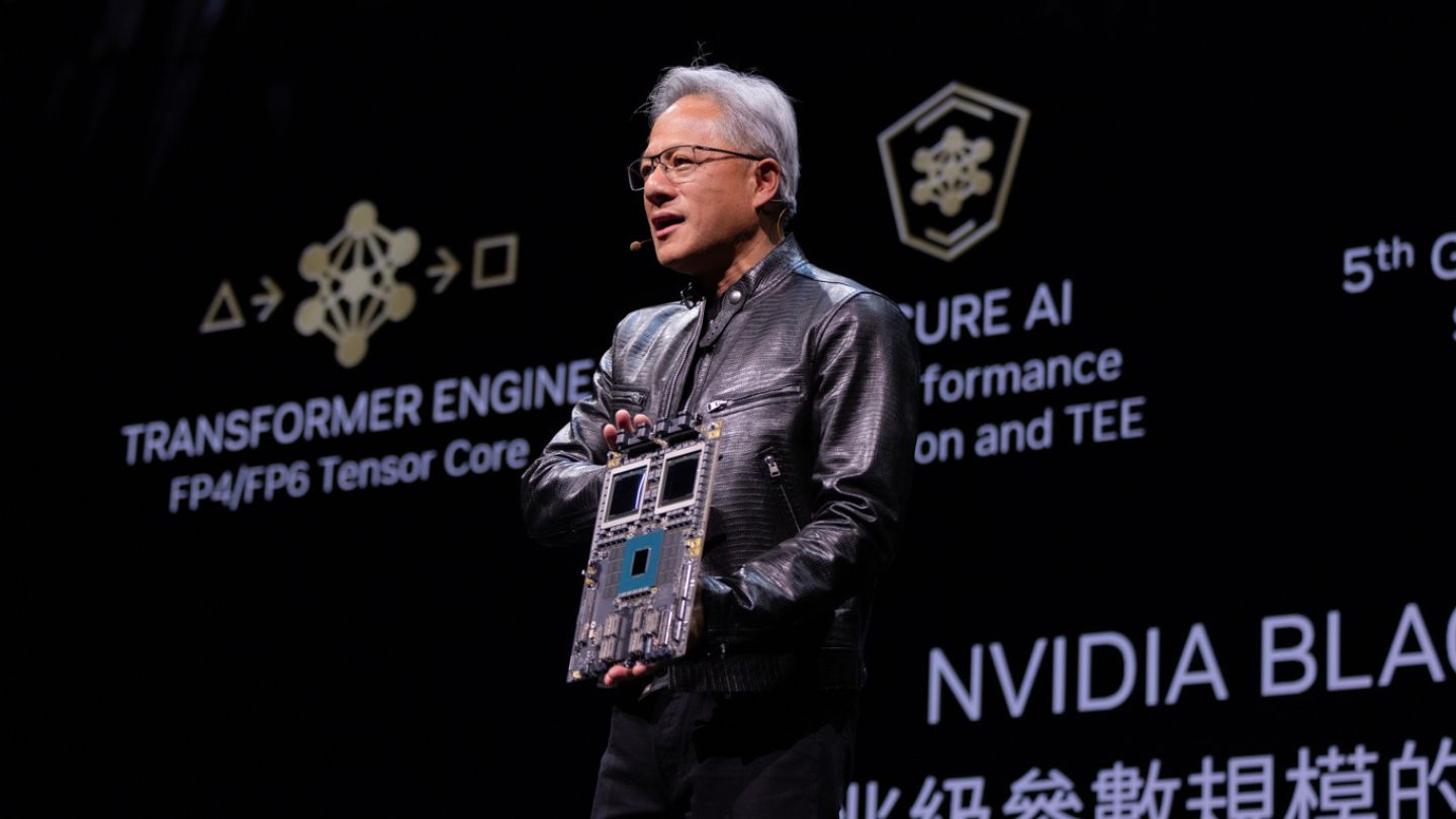 O CEO da Nvidia, Jensen Huang, mostra chip de IA durante a Computex de 2024. Foto: Divulgação