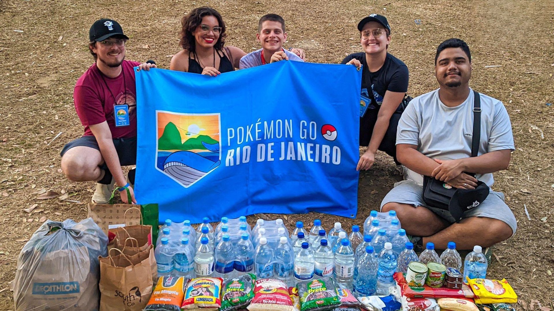 Membros da comunidade carioca de Pokémon GO com doações. Foto: Arquivo pessoal