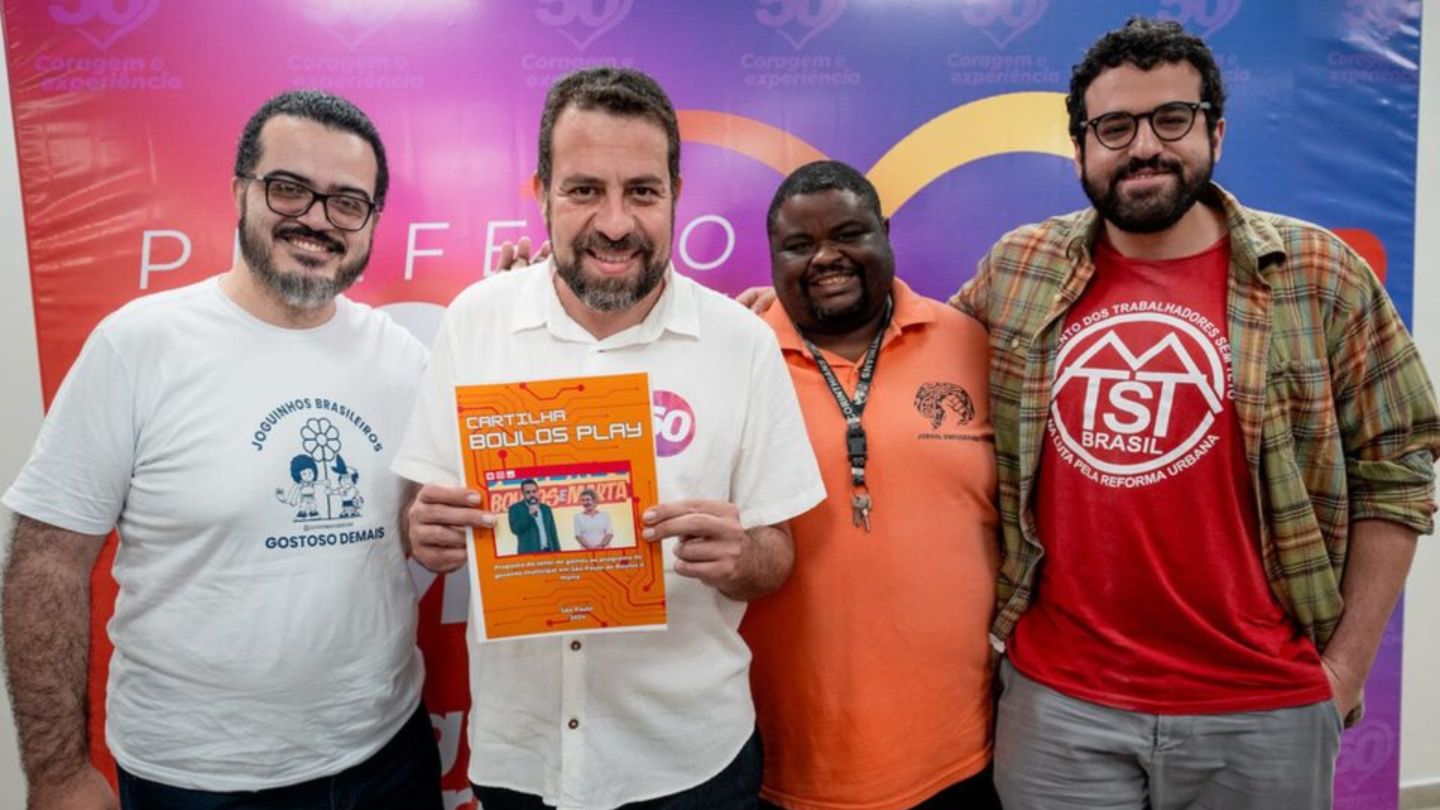 O candidato do PSol, Guilherme Boulos (centro) recebe a 'Boulos Play' de integrantes da RPG. Foto: Reprodução, RPG