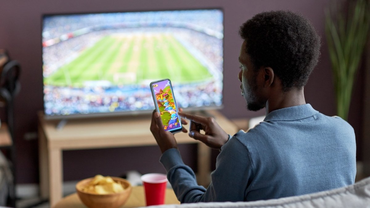duas telas, smartphone, televisão, tv, copa do mundo, jogo, atenção
