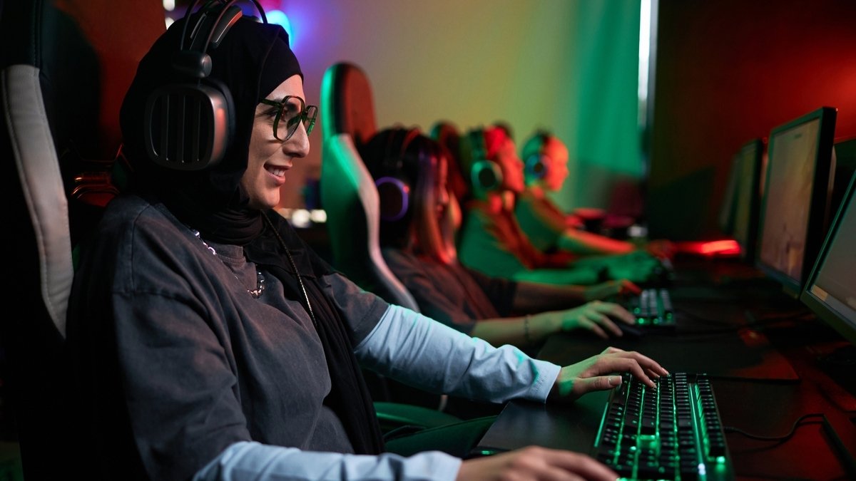 arábia saudita, mulher, menina, hijab, muçulmana, eSports, esportes eletrônicos, lan-house